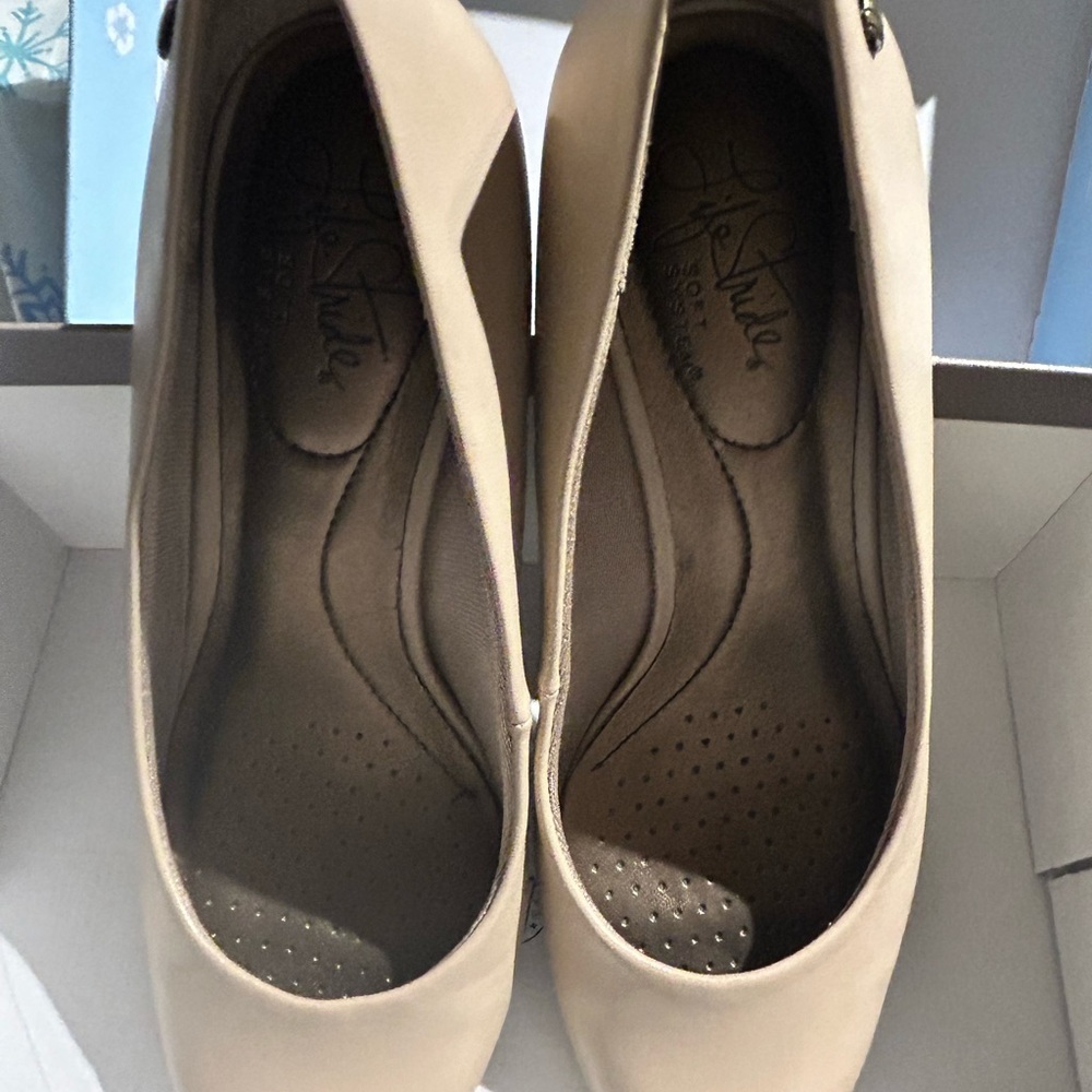 Life Stride Cream Flats Versatile Comfort